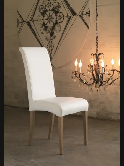 Sedia Ricciolo S321 rivestita in ecopelle con gambe in Faggio di Friulsedie