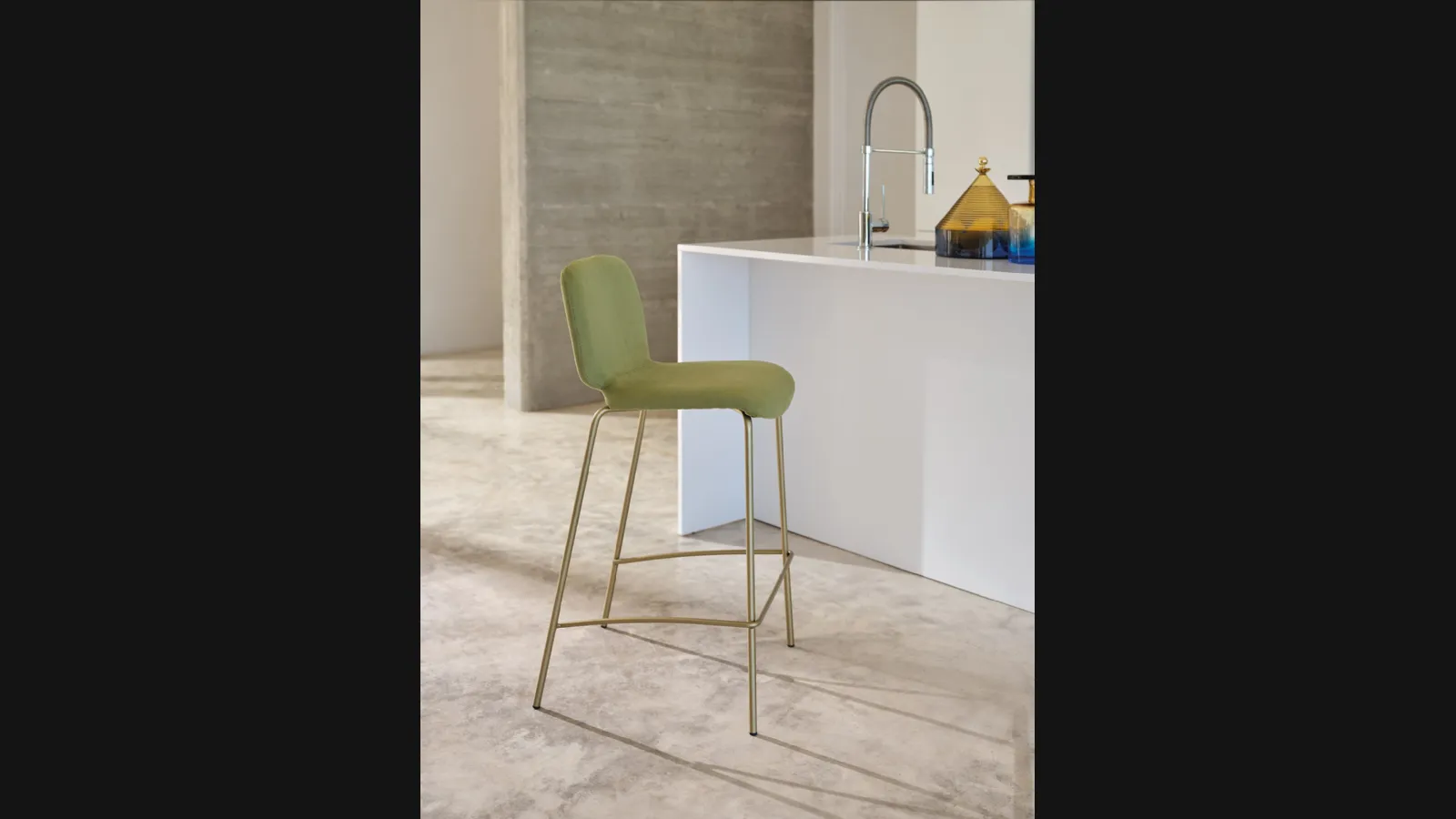 Sgabello Samir SG150 in tessuto imbottito con gambe in metallo di Friulsedie