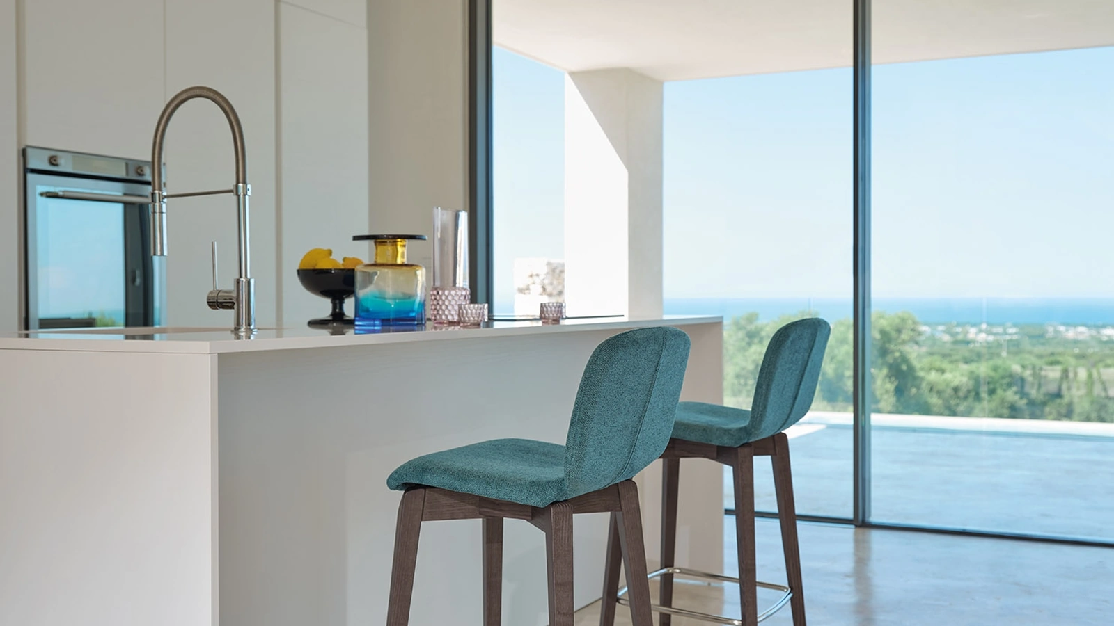 Sgabello Samir SG150 in tessuto imbottito con gambe in legno di Friulsedie