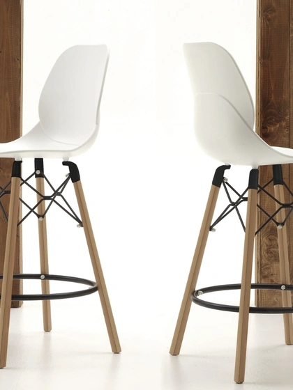 Sgabello Shell Stool in polipropilene con struttura in massello di Faggio tinto naturale di La Seggiola