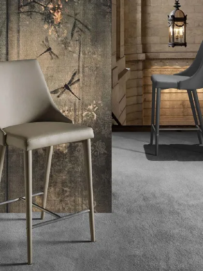 Sgabello Sinfonia Stool in ecopelle con struttura in metallo verniciato in tinta di La Seggiola