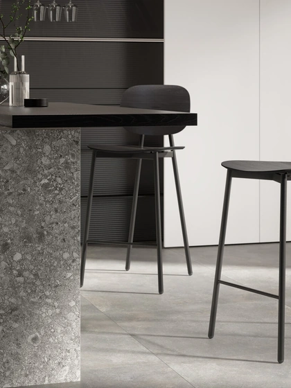 Sgabello Sirio con struttura in legno di Faggio e seduta in multistrato laccato di Arredo3