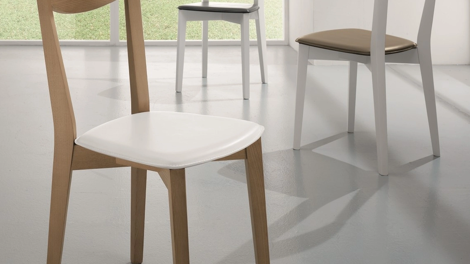 Sedia Smart S124 in legno di Frassino con seduta in cuoio di Friulsedie