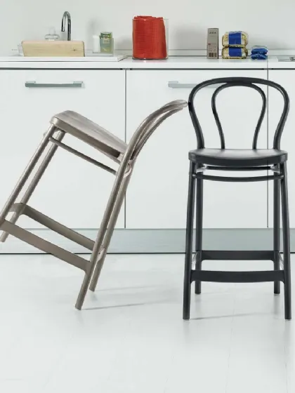 Sgabello Vienna 2|0 Stool in polipropilene color sabbia e antracite di La Seggiola