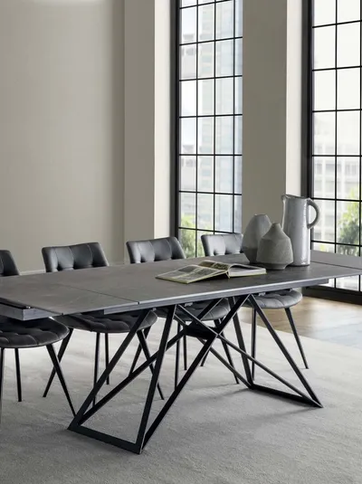 Tavolo allungabile Architrave in vetro ceramica opaco con base in metallo di La Seggiola