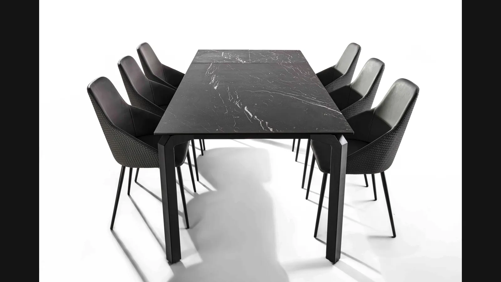 Tavolo allungabile Atlante in vetro ceramica e base in acciaio verniciato nero di La Seggiola