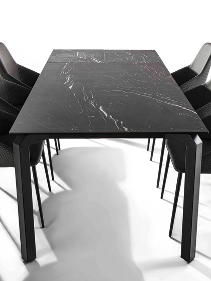 Tavolo allungabile Atlante in vetro ceramica e base in acciaio verniciato nero di La Seggiola