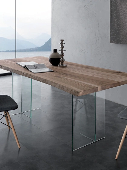 Tavolo Bio-Glass in Frassino olivato massello spazzolato tinto naturale con bordo corteccia con gambe in vetro di La Seggiola