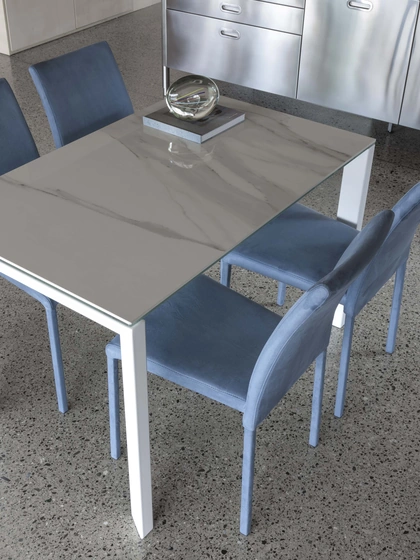 Tavolo Dinner Ceramico in vetro ceramica con base in metallo verniciato di La Seggiola