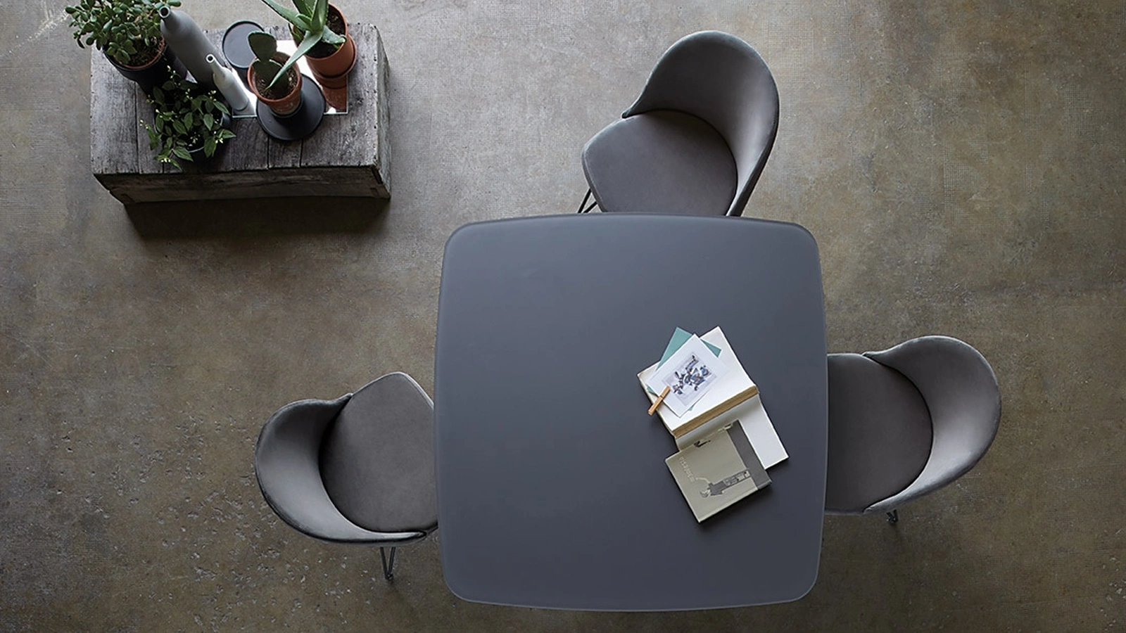 Tavolo Giotto T25 con top in vetro di Friulsedie