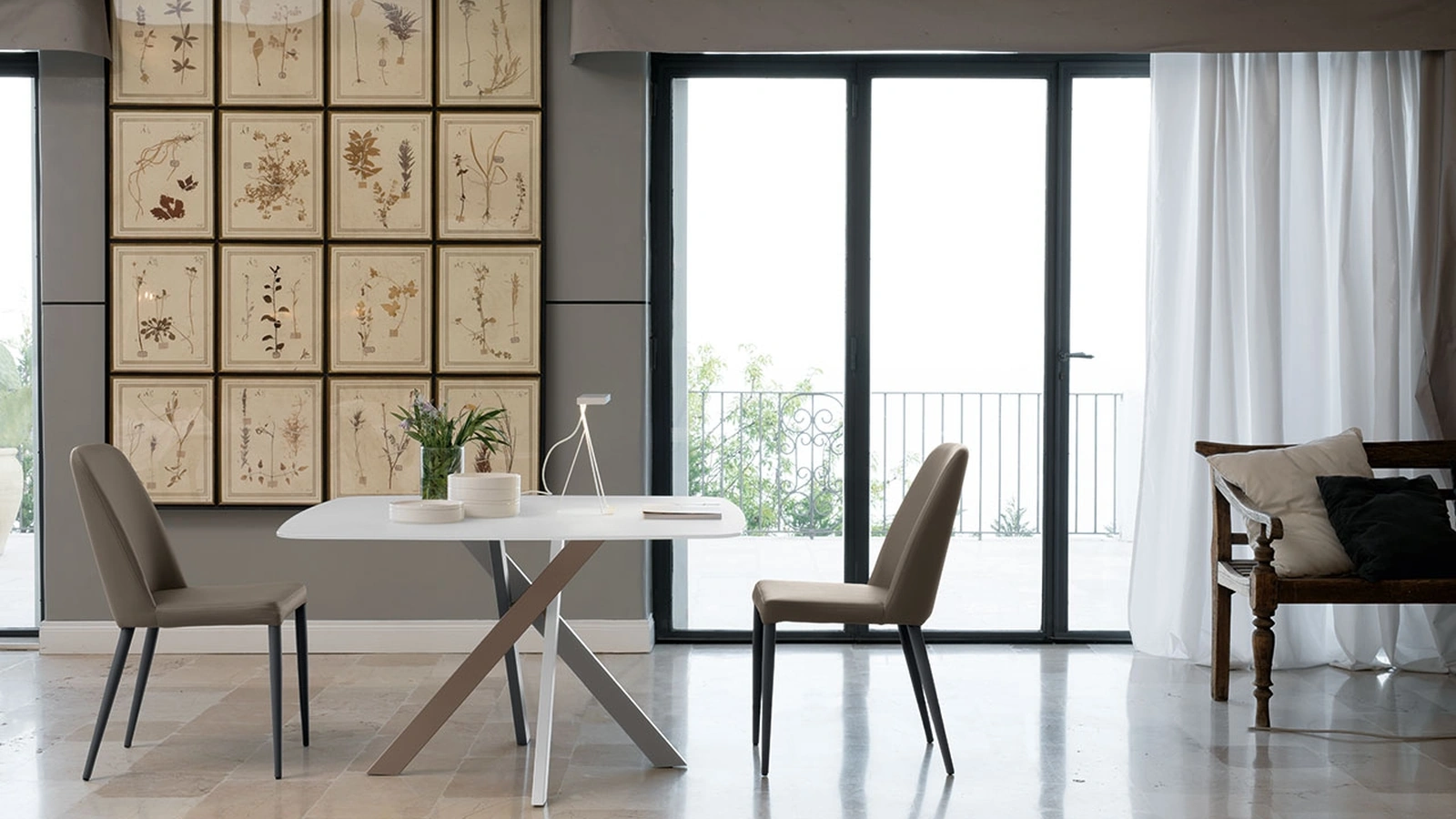 Tavolo Giotto T25 con top in vetro di Friulsedie