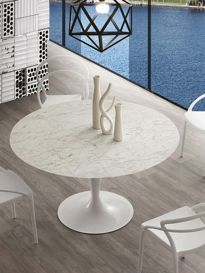 Tavolo rotondo Island Marble con top in marmo bianco di Carrara e base in acciaio verniciato bianco di La Seggiola