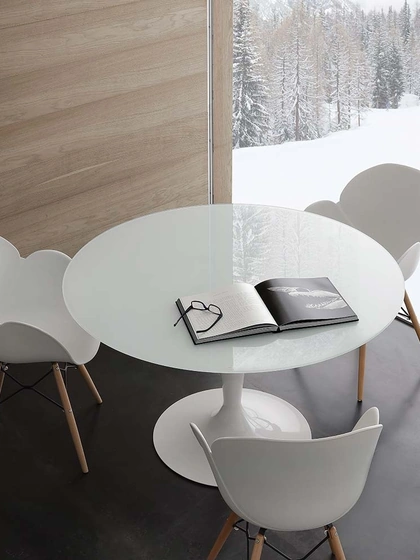 Tavolo rotondo Bramante in vetro temperato extrawhite con base in acciaio verniciato bianco di La Seggiola