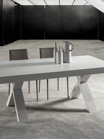 Tavolo allungabile Copernico Classic in nobilitato bianco poro aperto con gambe in MDF rivestite in tinta di La Seggiola