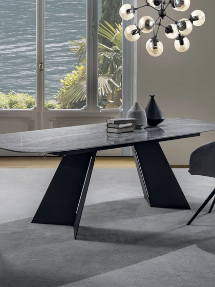 Tavolo Empire con top in gres porcellanato marmo grey lucido e struttura in acciaio verniciato di La Seggiola