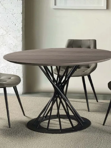 Tavolo rotondo Shai in laminato rovere materico con struttura in acciaio verniciato nero di La Seggiola