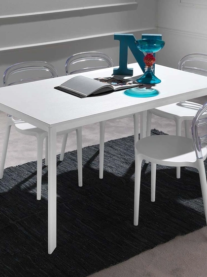 Tavolo allungabile Tecno in nobilitato bianco con struttura in alluminio verniciato in tinta di La Seggiola