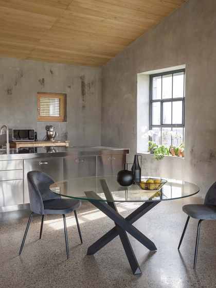 Tavolo rotondo Lapis in vetro temperato trasparente con base in legno massello di Faggio tinto grafite di La Seggiola