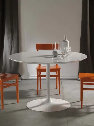 Tavolo rotondo Max in laminato bianco lucido con bordo svasato e struttura in metallo verniciato bianco di La Seggiola