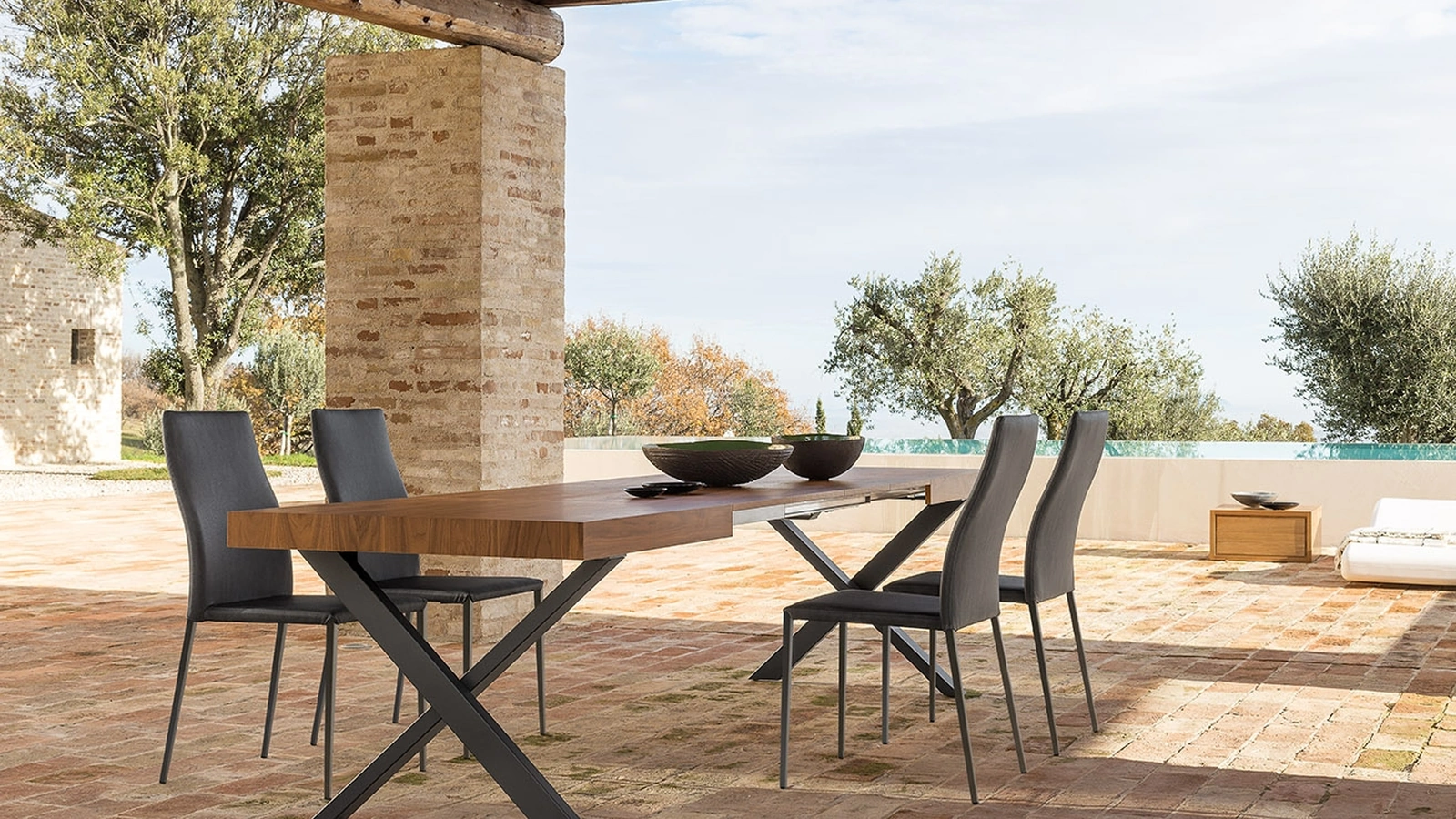 Tavolo Memphis T51 in legno con gambe in metallo di Friulsedie