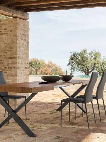 Tavolo Memphis T51 in legno con gambe in metallo di Friulsedie