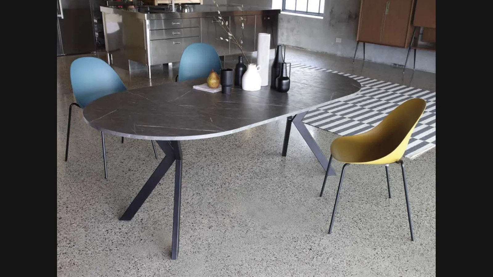 Tavolo rotondo allungabile Micro Round in nobilitato pietra grey con base in metallo verniciato nero di La Seggiola