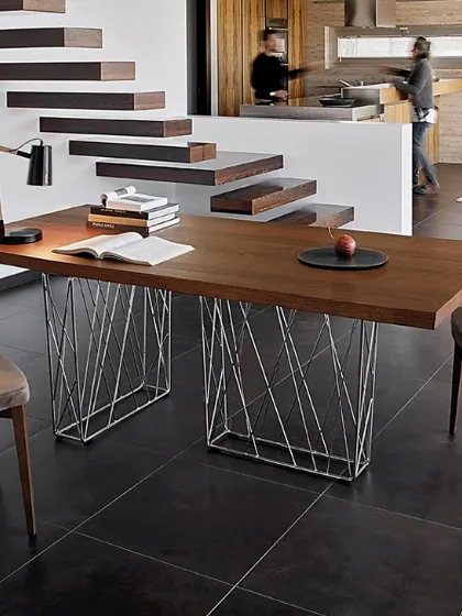 Tavolo Mikado T74 in legno con base asimmetrica in metallo di Friulsedie