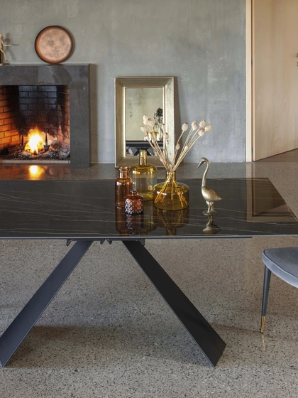 Tavolo Ragnar Rectangular in vetro ceramica lucida con base in metallo verniciato nero di La Seggiola