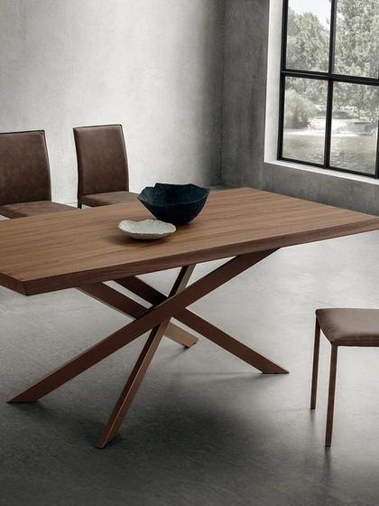 Tavolo Renzo con top in legno e struttura in metallo di La Primavera