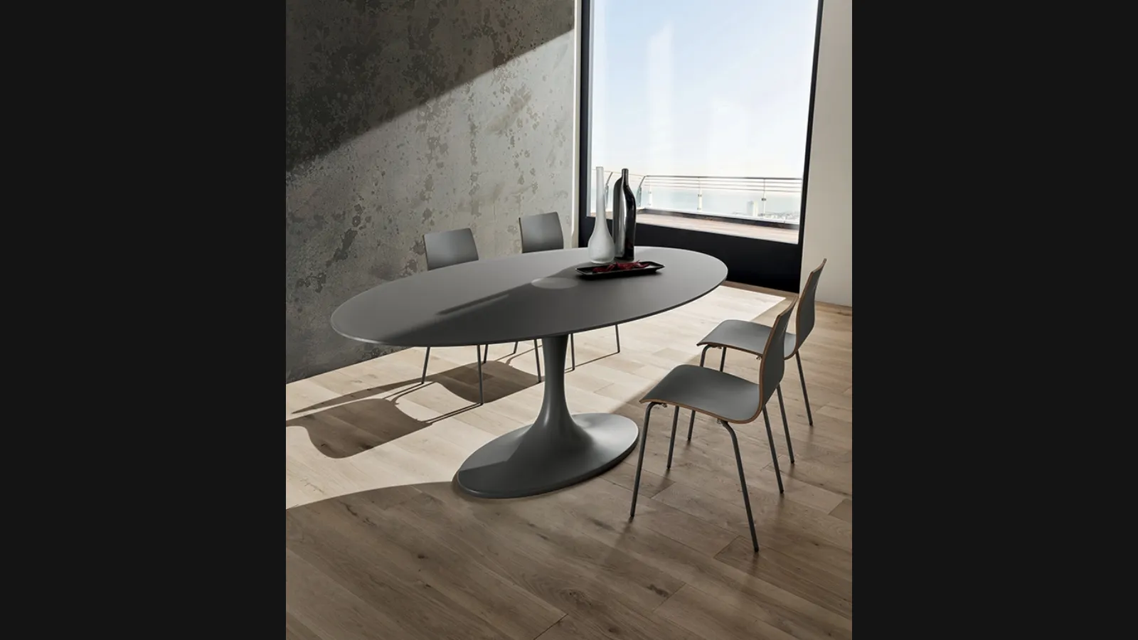 Tavolo ovale fisso in vetro laccato opaco di design Ruud di La Primavera