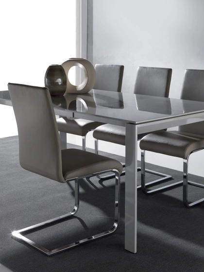 Tavolo allungabile Sliver in vetro temperato con base in metallo verniciato di La Seggiola
