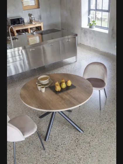 Tavolo rotondo allungabile in nobilitato rovere nodato con gambe in acciaio verniciato nero Talete di La Seggiola