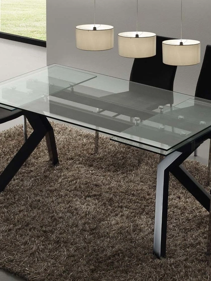 Tavolo allungabile Tokio Glass in vetro temperato con struttura in metallo verniciato nero di La Seggiola