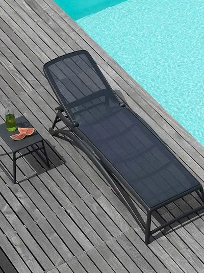 Lettino Atlas Bed in tessuto sintetico traspirante con struttura in polipropilene di La Seggiola