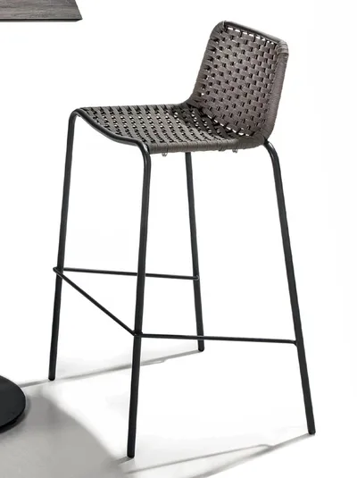 Sgabello Café de Paris in metallo zincato con seduta rivestita in corda piatta poliestere color tortora di La Seggiola