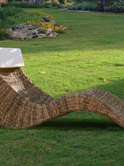 Sdraio di design Chaise Lounge finitura intreccio di Banano naturale con cuscino in tessuto di La Seggiola
