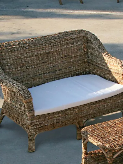 Divano Clito Mini sofà finitura intreccio di Banano naturale con cuscino in tessuto di La Seggiola