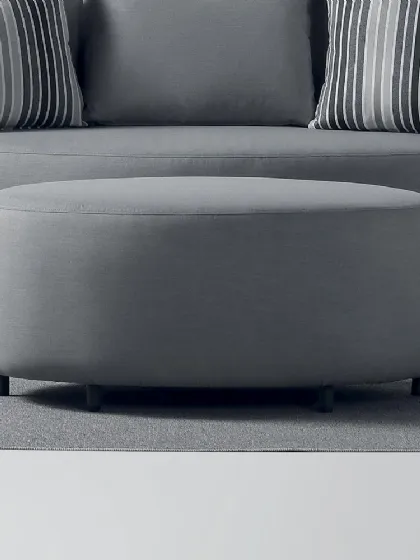 Pouf tavolino Cobb in tessuto per esterno grigio con struttura in alluminio di La Seggiola