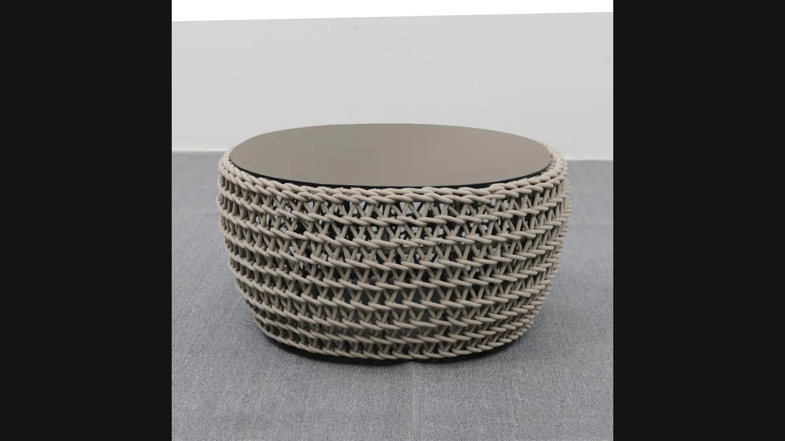 Tavolino Couch con top in alluminio verniciato e struttura in alluminio rivestitacon corda intrecciata di La Seggiola