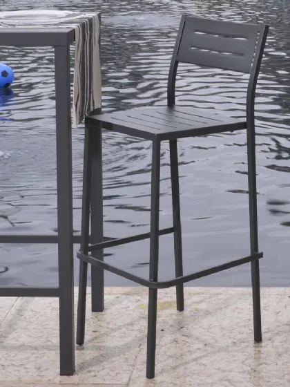 Sgabello da giardino Out Metal alto in acciaio zincato e verniciato poliestere per esterni di La Seggiola