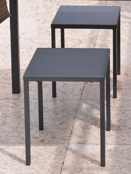 Sgabello da giardino Out Metal basso in acciaio zincato e verniciato poliestere per esterni di La Seggiola
