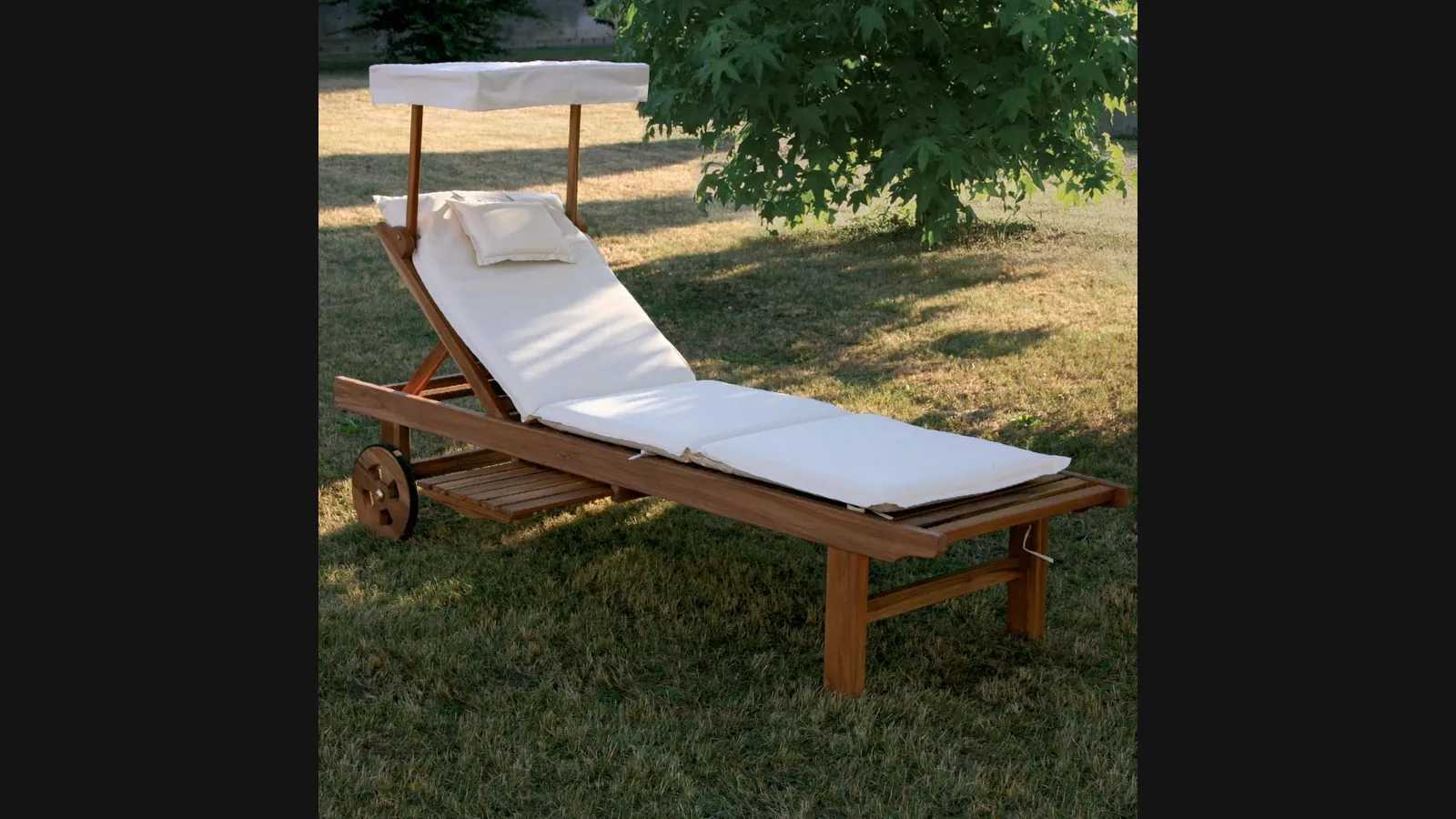 Lettino Real Bed in legno massello di teak indonesiano con finitura olio naturale con cuscino in tessuto imbottito e parasole di La Seggiola