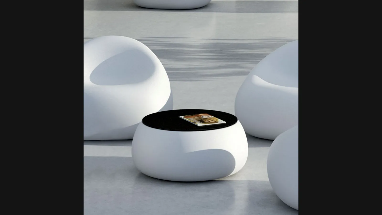 Tavolino Stone-T in polipropilene bianco con top nero di La Seggiola
